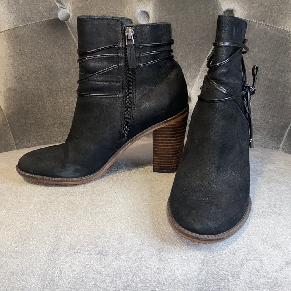 Black ankle heel bootie
